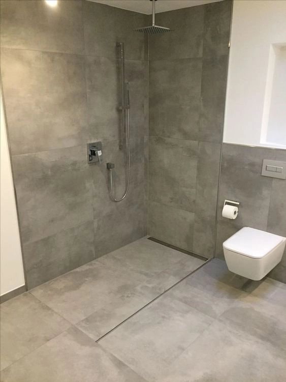 Plato de ducha ideal instalado por Cosama Reformas tras el cambio de bañera por ducha en Valladolid