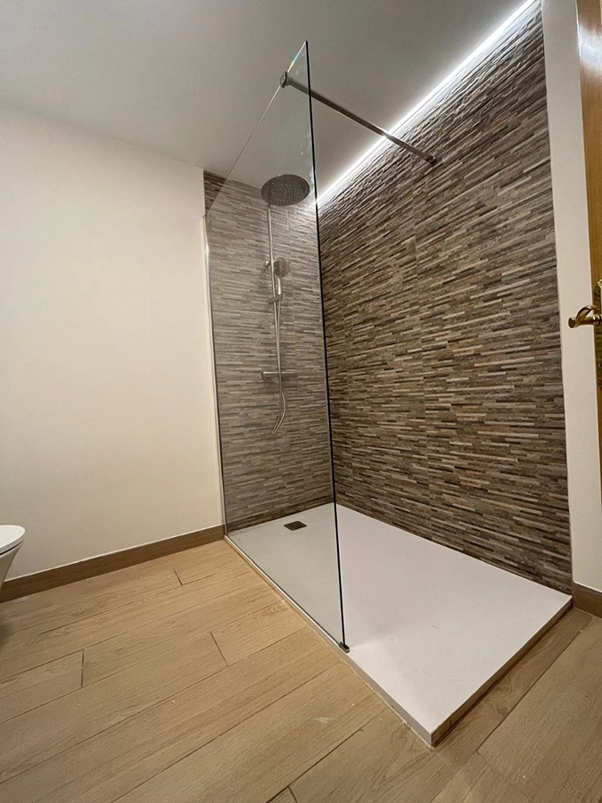 Reforma express de cambio de bañera por plato de ducha en Valladolid realizada por Reformas Cosama 2026