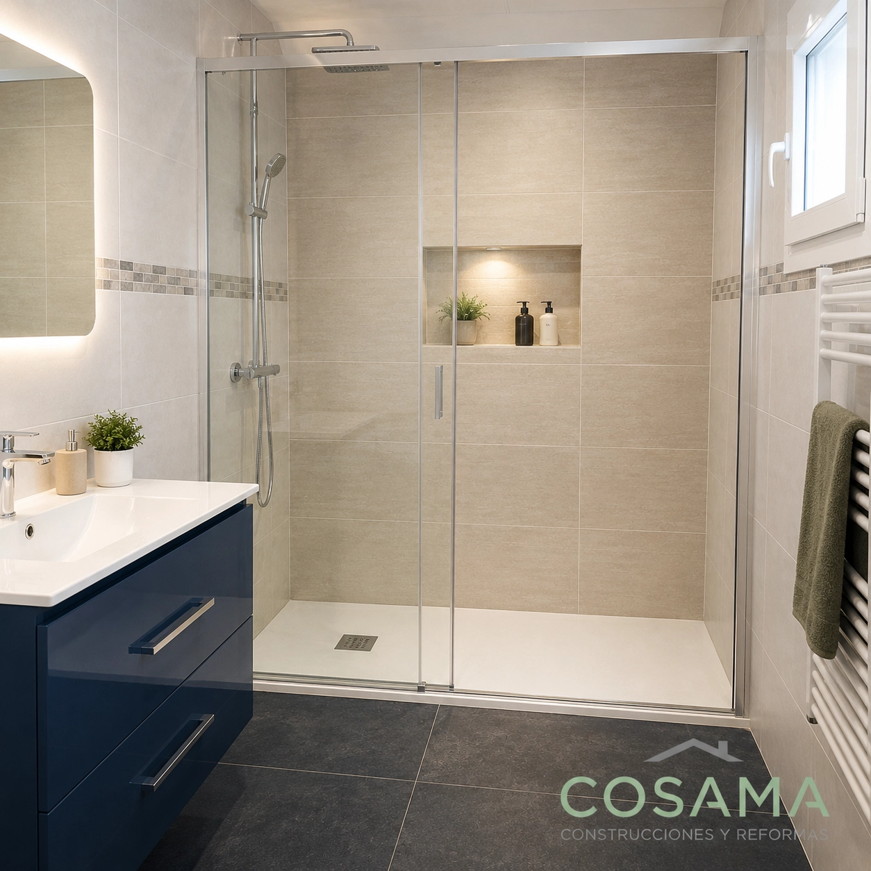 Baño reformado con plato de ducha, nuevos azulejos y mampara